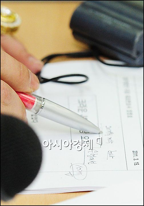 [포토]크라운제이 '기자들 질문, 꼼꼼하게 메모하며'