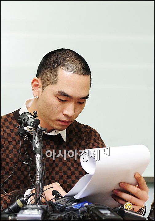 [포토]크라운제이 '고소장 꼼꼼하게 다시보고'