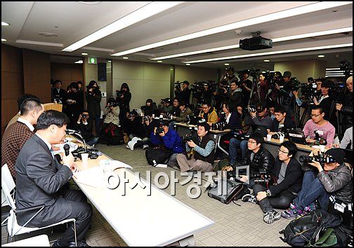 [포토]크라운제이 기자회견에 쏠린 취재진