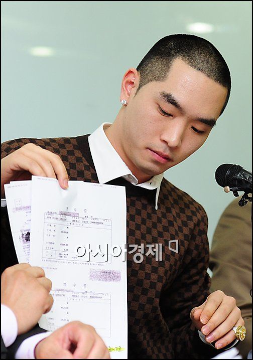 [포토]크라운제이 '이것이 저의 무죄를 밝힐 증거'