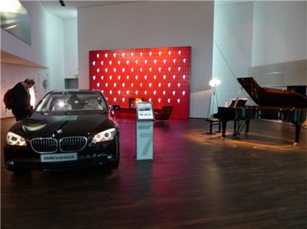 [포토]명품 피아노가 BMW 7시리즈 실내에?