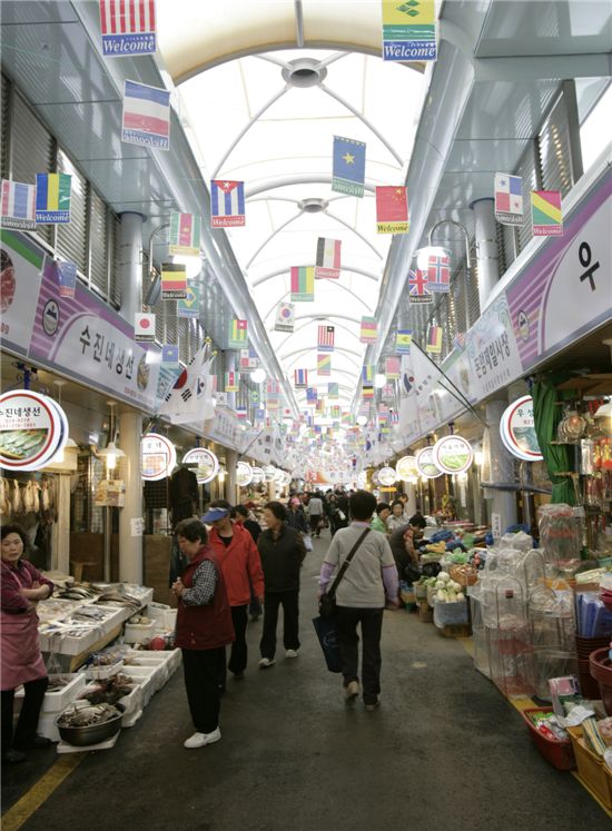 성북구가 전통시장 피해를 막기 위해 기업형 슈퍼마켓 등록을 제한하는 장치를 마련했다.