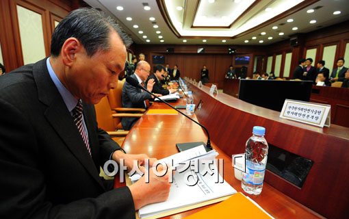 [포토] 경제정책조정회의 참석한 원자력안전본부장