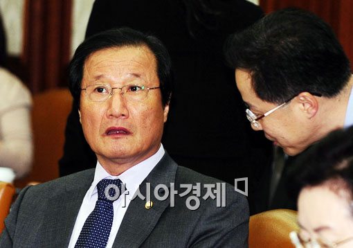 [포토] 심각한 윤증현 기획재정부 장관