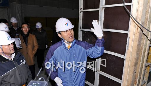 [포토]기둥 살펴보는 오세훈 시장