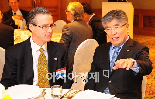 [포토] 주한미 기업인 만나는 김중수 총재