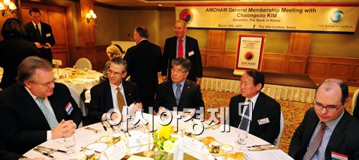 [포토] 주한미 기업인 만나는 김중수 총재