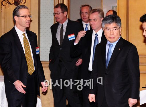 [포토] 주한미상공회의소 간담회 참석하는 김중수 총재
