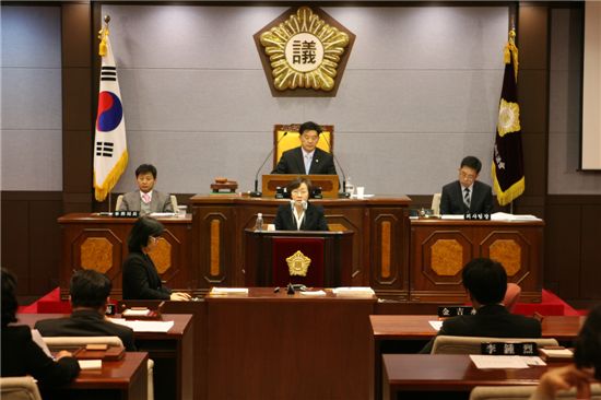 신연희 강남구청장, 강남구의회 임시회 참석 