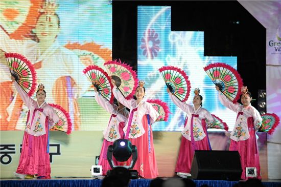 중랑구 면목2동 자치회관 동호회원들의 부채춤 공연 모습 