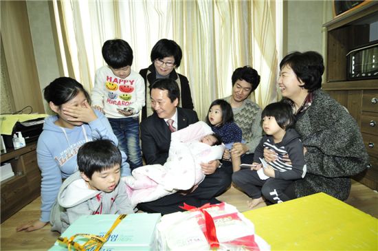 이제학 양천구청장, 7남매 다둥이집 방문 지원 다짐