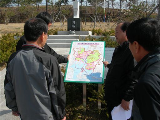지상에서 재선충병 소나무를 찾아내는 산림공무원들.
