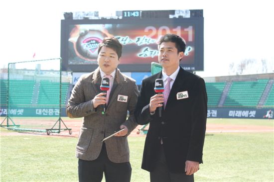 '해설자 변신' 안경현 "첫 도전, 땅볼아웃 같다"