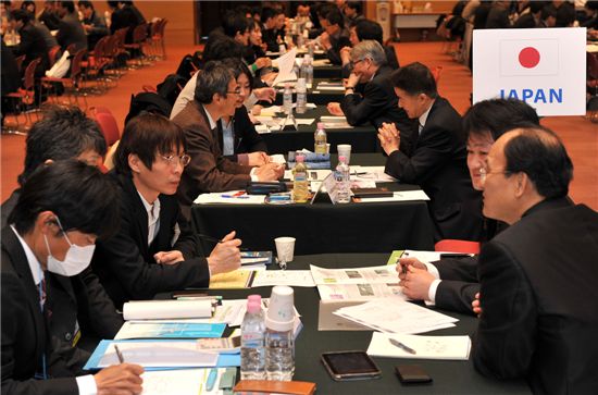 17일 KOTRA가 개최한 ‘한국 금형수출상담회 2011’에서 일본금형 바이어들과 우리나라 업체가 상담을 진행하고 있다.
