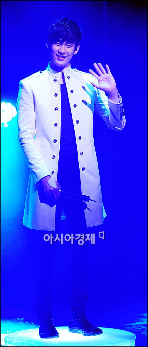 [포토]김수현 '가수 변신 현장, 찾은 분들 감사합니다'