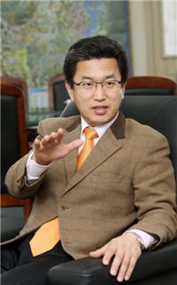 대전에서 유일한 민주당 출신 지방자치단체장인 허태정 유성구청장은 구정의 중심을 '사람'에 뒀다.