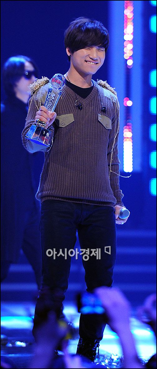 [포토]빅뱅 대성 '이게 엠카 1위 트로피!'