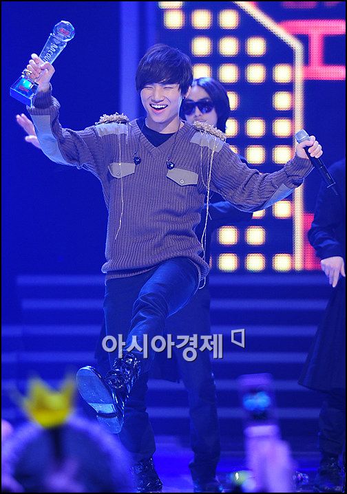 [포토]빅뱅 대성 '1위 트로피 받으니, 덩실덩실!'