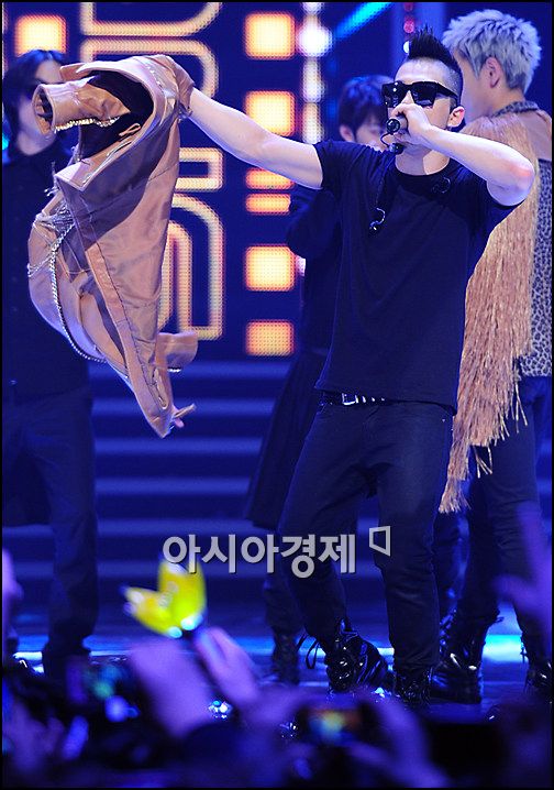 [포토]빅뱅 태양 '1위 차지했으니, 벗어줄께요'