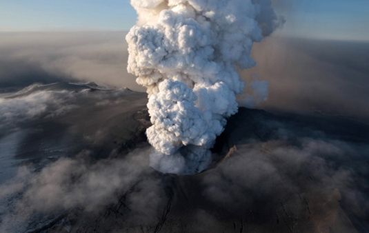 1년만의 화산 폭발로 아이슬란드 영공 폐쇄..백두산이 폭발하면? 