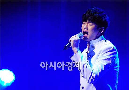 [PHOTO] Kim Soo-hyun sings on Mnet