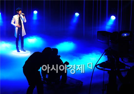 [PHOTO] Kim Soo-hyun sings on Mnet