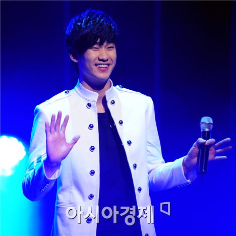 [PHOTO] Kim Soo-hyun warms up on Mnet show