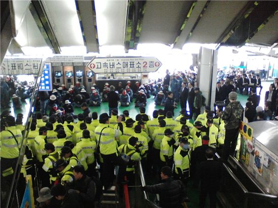 18일 한진중공업 주주총회가 열린 서울 구의동 동서울 터미널에서 조합원들이 중앙 에스컬레이터 계단을 통해 지하 1층 식당으로 이동을 시도했으나 사측 직원들과 경찰에 막혀 대치하고 있다.