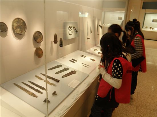 지난 18일, 대구 죽곡초 학생들이 국립중앙박물관 선사 고대 전시실에서 유물 찾기 미션을 수행하고 있다 