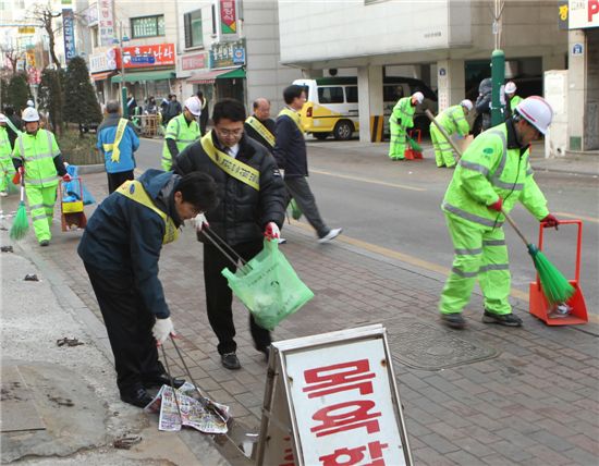 김우영 은평구청장은 18일 오전 주민들과 함께 봄 맞이 대청소를 했다. 