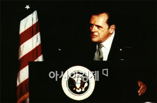 영화 속 가장 실패한 리더는 누구? - '닉슨' '프로스트 VS 닉슨'의 리처드 닉슨