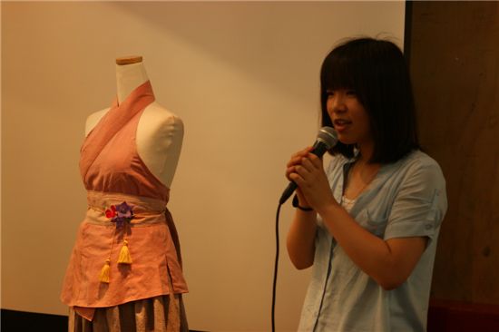 하자센터의 자란다 프로젝트에 참여한 유슬기 학생이 자신이 직접 제작한 한복에 대해 소개하고 있다 