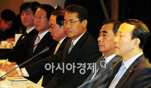 [포토] 굳은 표정의 대기업 임원들