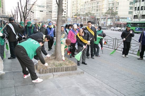 박홍섭 마포구청장과 주민들이 새 봄 맞이 대청소를 하고 있다.