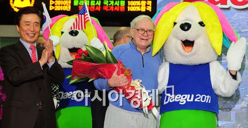 [포토] 워런 버핏, '미국에서보다 더 뜨거운 환영~'