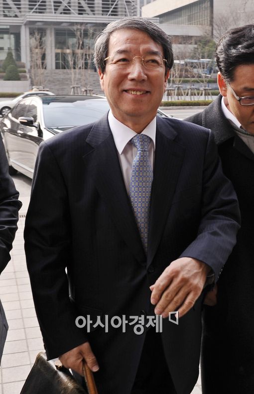 [포토]출근하는 정운찬 위원장