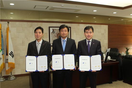 김우영 은평구청장(가운데)가 이마트 은평점, 수색점 관계자와 자원봉사 관련 업무협약을 맺었다.
