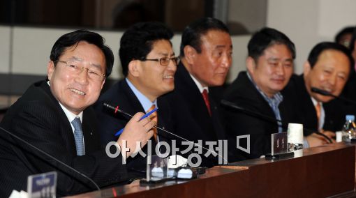 [포토]인사말하는 김기문 회장