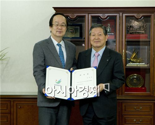 김학준 전 동아일보 회장(사진 왼쪽)이 이연택 2014 아시아경기대회 조직위원장으로부터 고문 위촉장을 받고 기념사진을 촬영했다. 