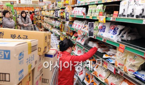 [포토]소금 진열하기 무섭게...
