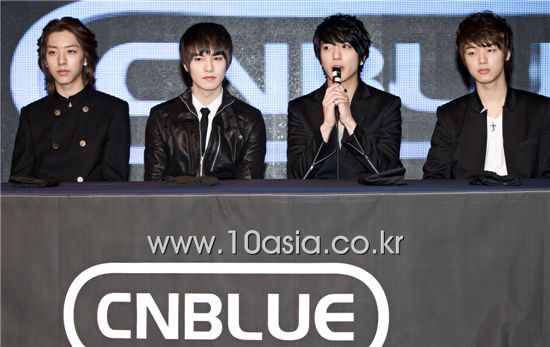 [PHOTO] CNBLUE speak at press conference