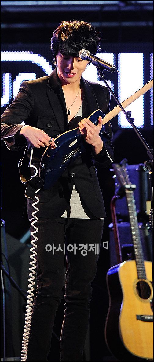 [포토]정용화 '게릴라콘서트 준비 중'