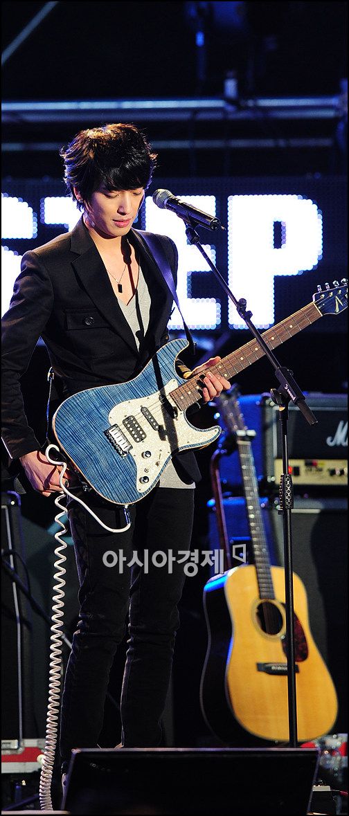 [포토]정용화 '게릴라콘서트 준비 중'