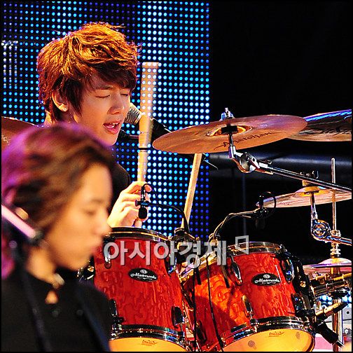 [포토]씨엔블루 강민혁, 열정의 드러머