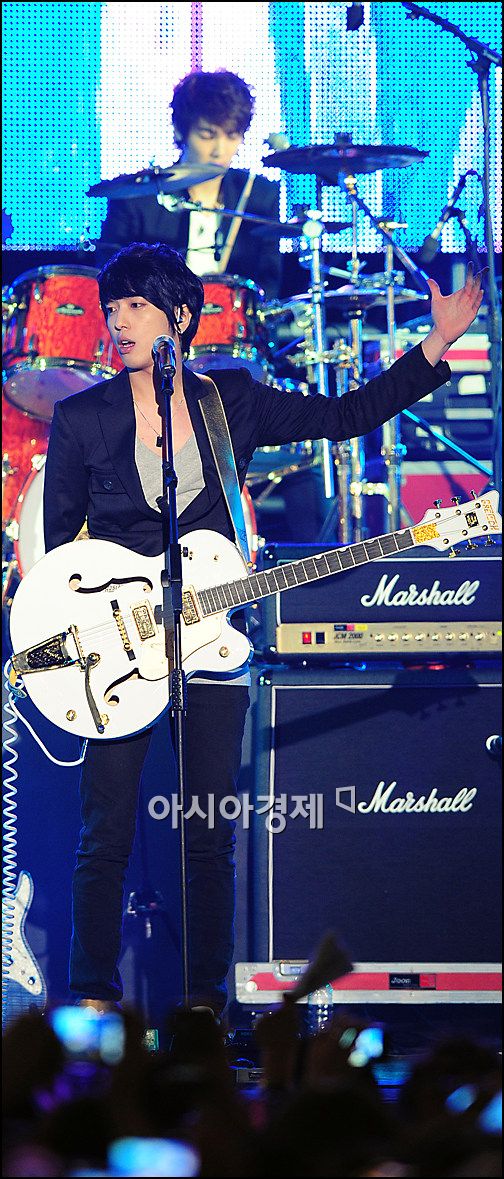 [포토]씨엔블루 정용화 '첫 정규 앨범, 콘서트로 시작!'
