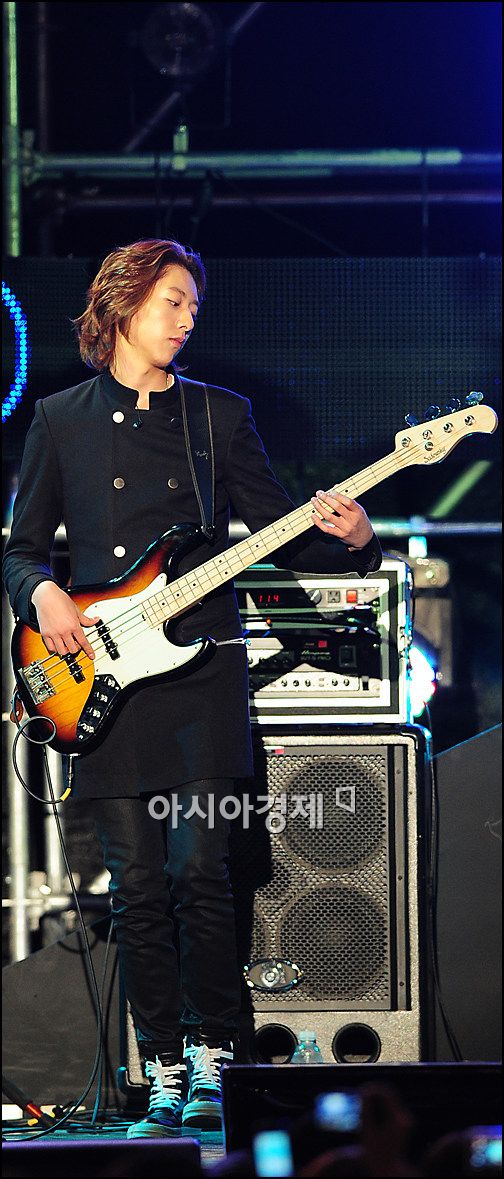 [포토]씨엔블루 이정신 '게릴라 공연, 본 공연처럼'