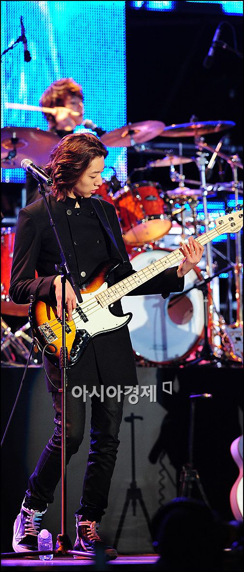 [포토]씨엔블루 이정신 '게릴라 공연, 본 공연처럼'