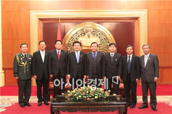 원유철 국방위원장, 인도 국방국무장관 만나 군사교류 강화 합의