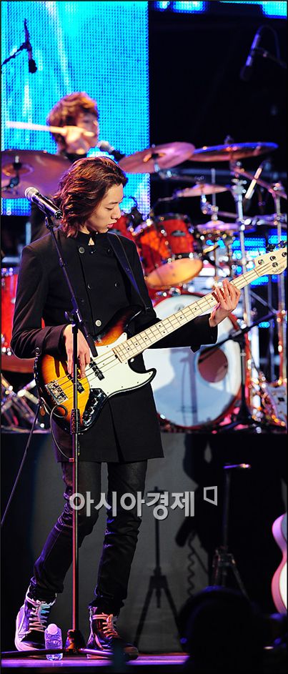 [PHOTO] CNBLUE Lee Jung-shin, Kang Min-hyuk at showcase