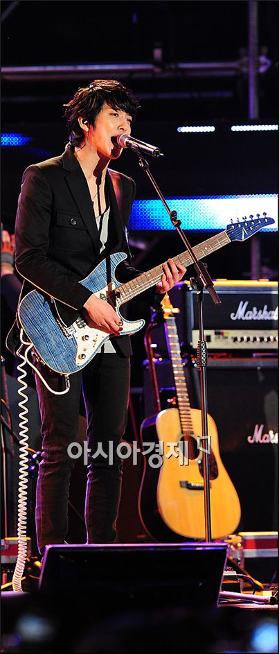 [PHOTO] CNBLUE Jung Yong-hwa, Lee Jong-hyun at showcase